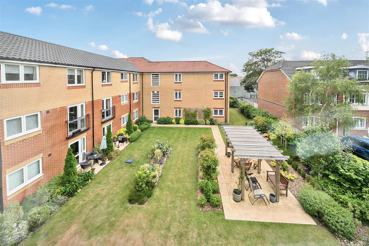 2 bed flat for sale, Victoria Road, Farnborough, GU14