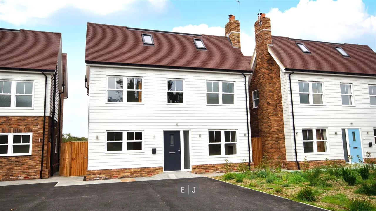 4 bed house to rent — Grove Lane, Chigwell