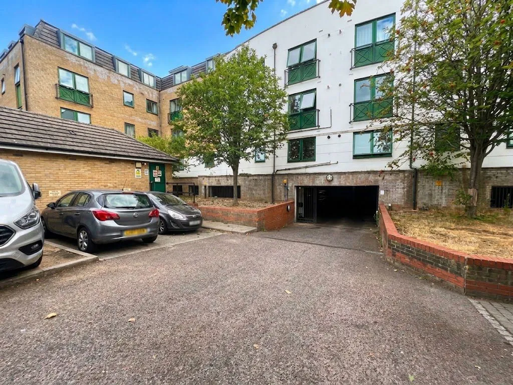 Greenford Road, Greenford, UB6, photo 2