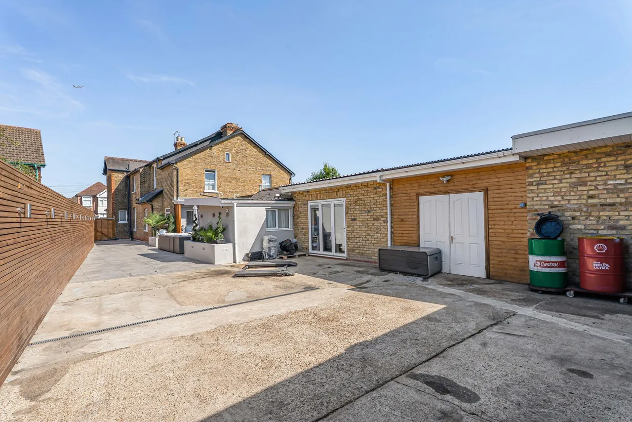 Vicarage Road, Sunbury-on-Thames, TW16, photo 24