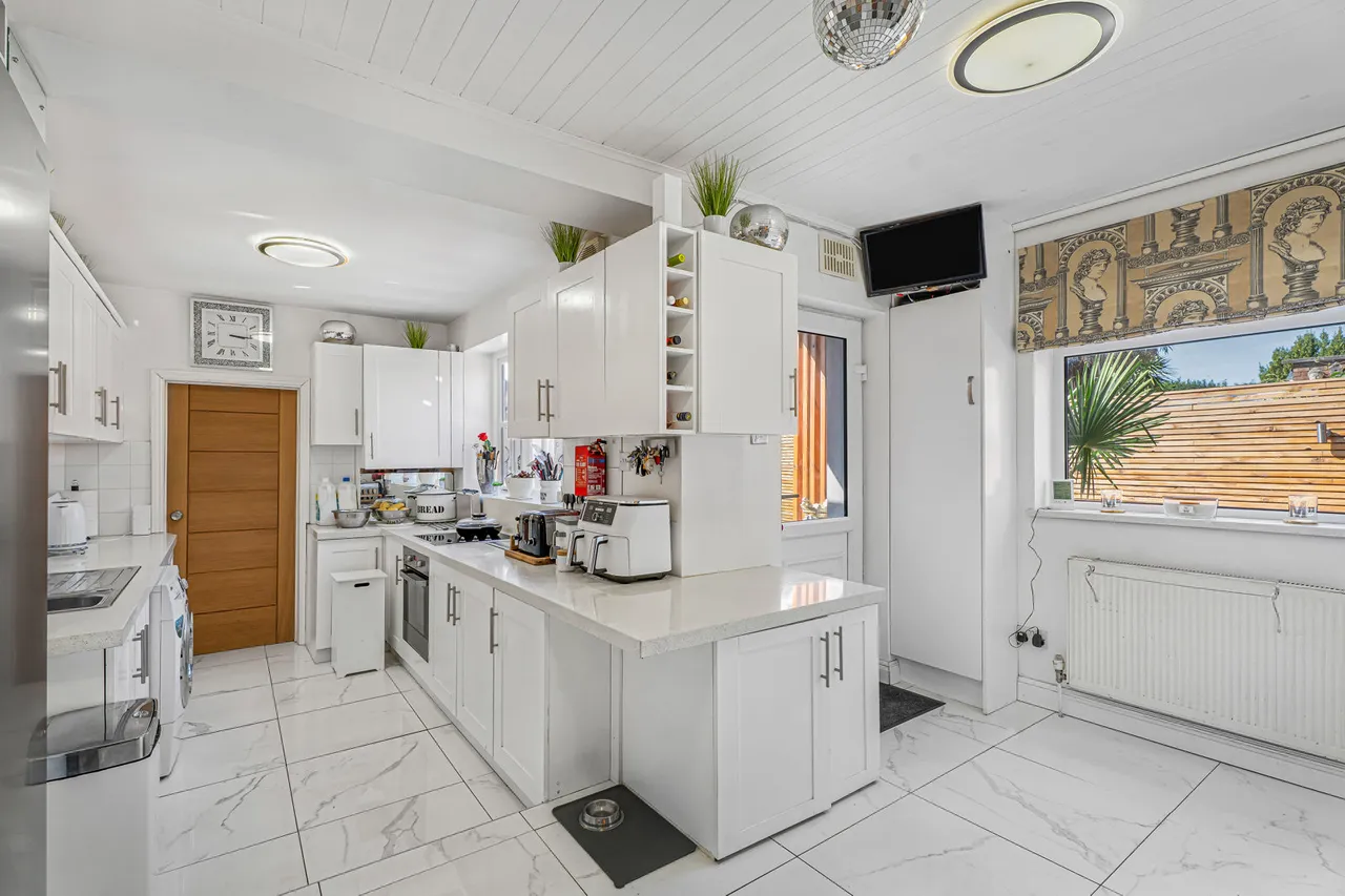 Vicarage Road, Sunbury-on-Thames, TW16, photo 3