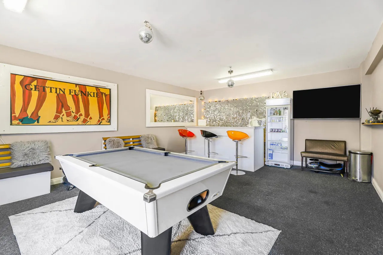 Vicarage Road, Sunbury-on-Thames, TW16, photo 8