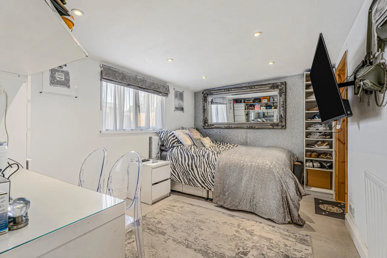Vicarage Road, Sunbury-on-Thames, TW16, photo 13