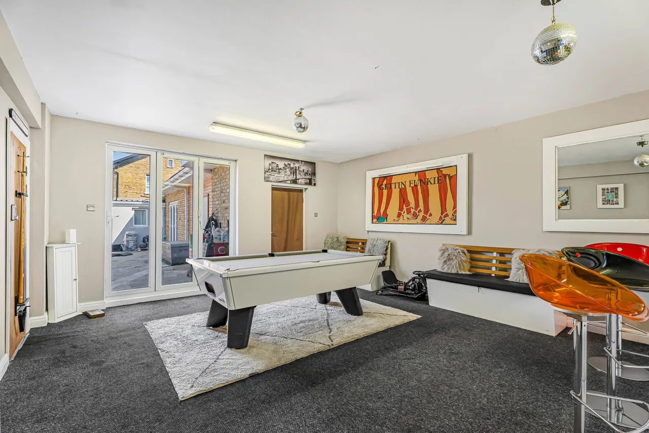 Vicarage Road, Sunbury-on-Thames, TW16, photo 25