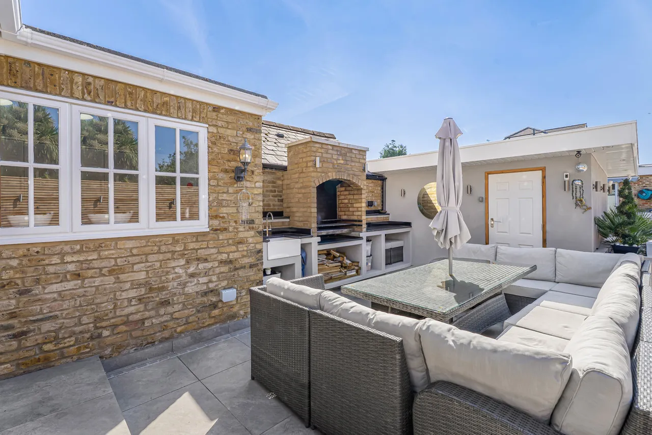 Vicarage Road, Sunbury-on-Thames, TW16, photo 22
