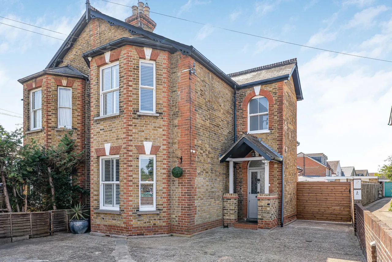 6 bed house for sale, Vicarage Road, Sunbury-on-Thames, TW16
