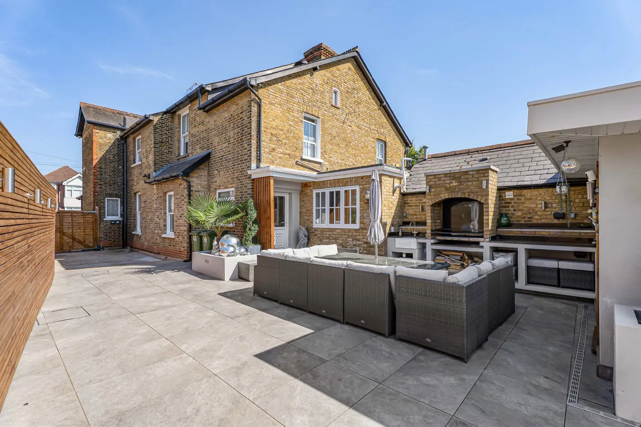 Vicarage Road, Sunbury-on-Thames, TW16, photo 21