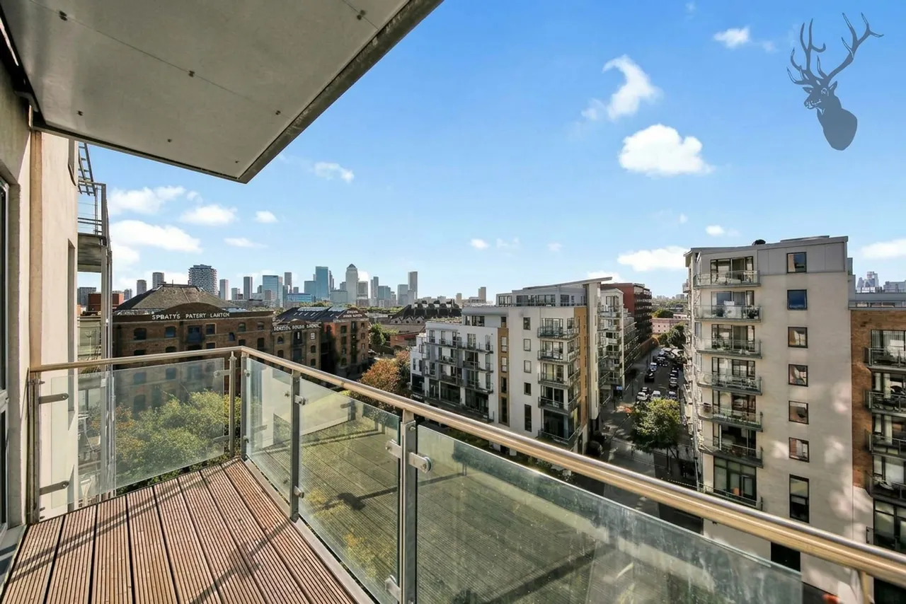 2 bed flat for sale, Seven Sea Gardens, London, E3