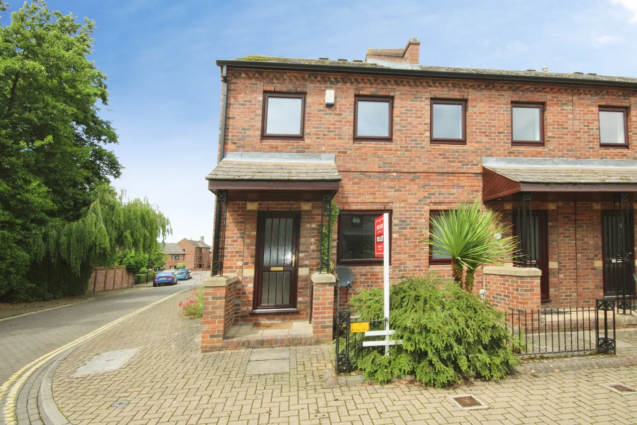2 bed house to rent — Fewster Way, York, YO10
