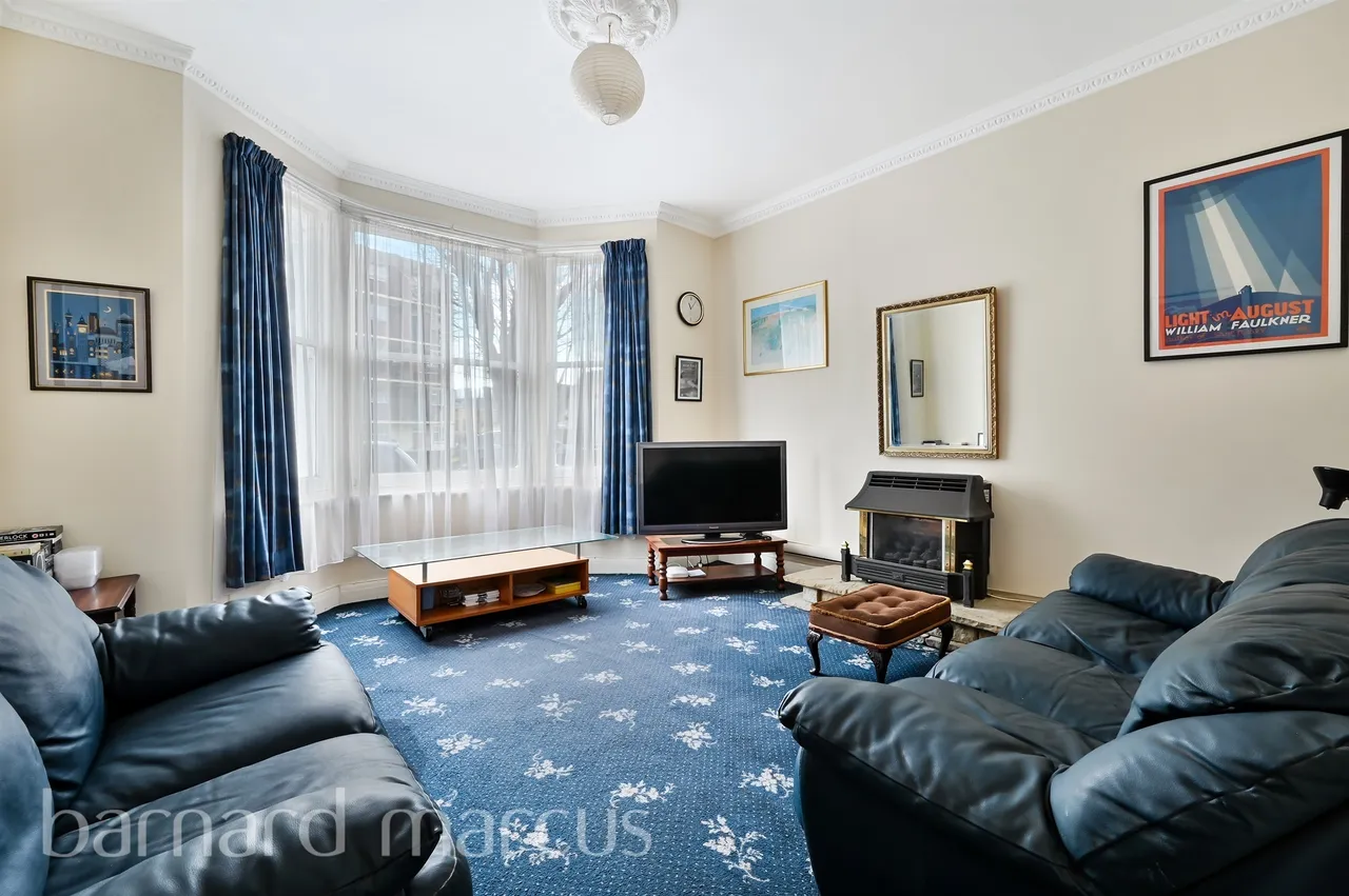 2 bed flat for sale — Holdernesse Road, London