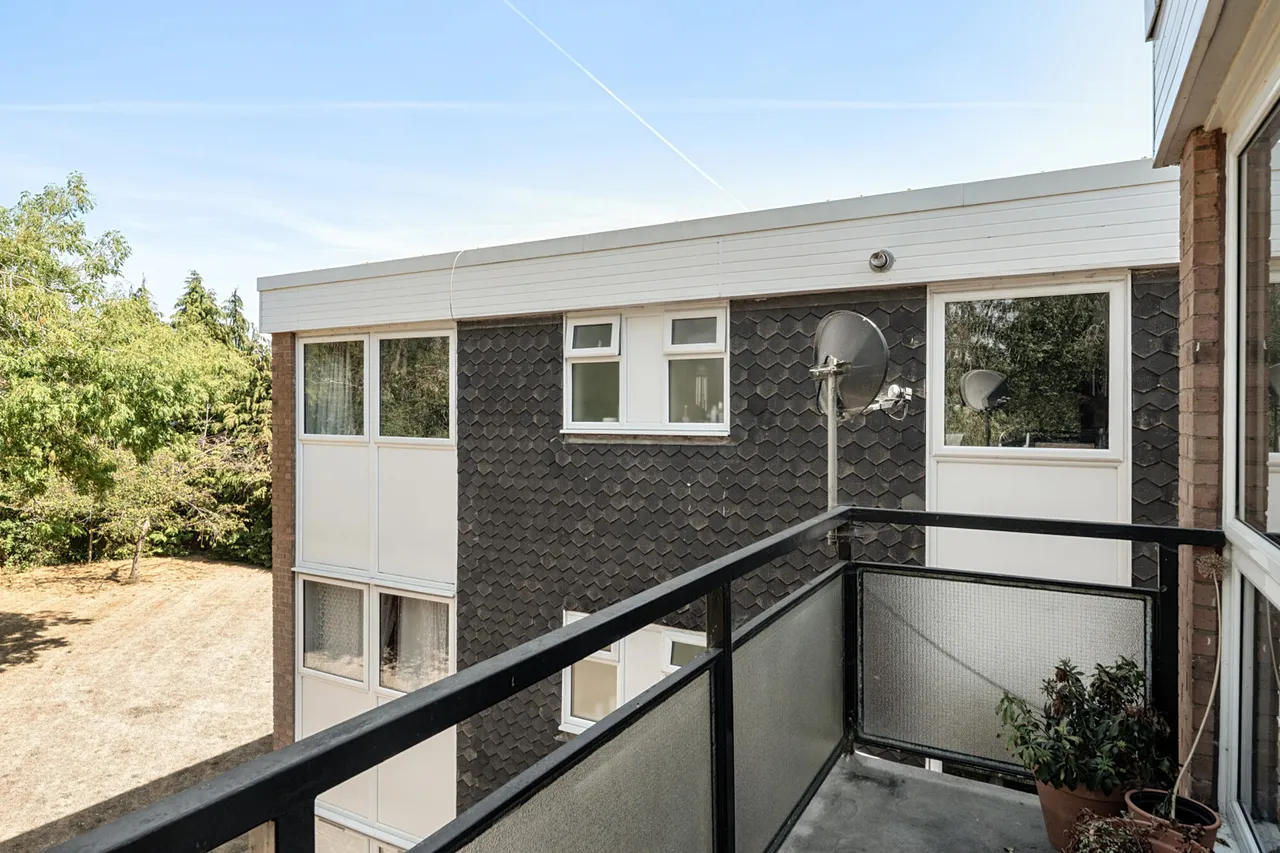 West End Lane, SL2, photo 11
