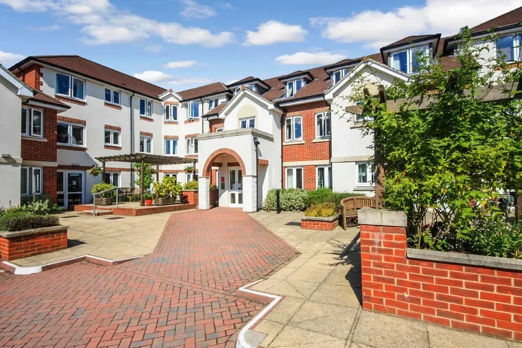 2 bed flat for sale, Kings Road, Horsham
