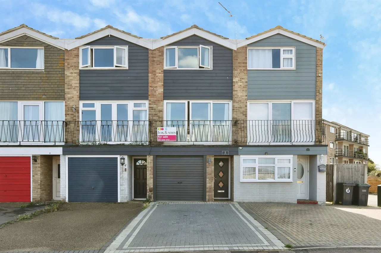 3 bed house for sale — Tower Close, Gosport