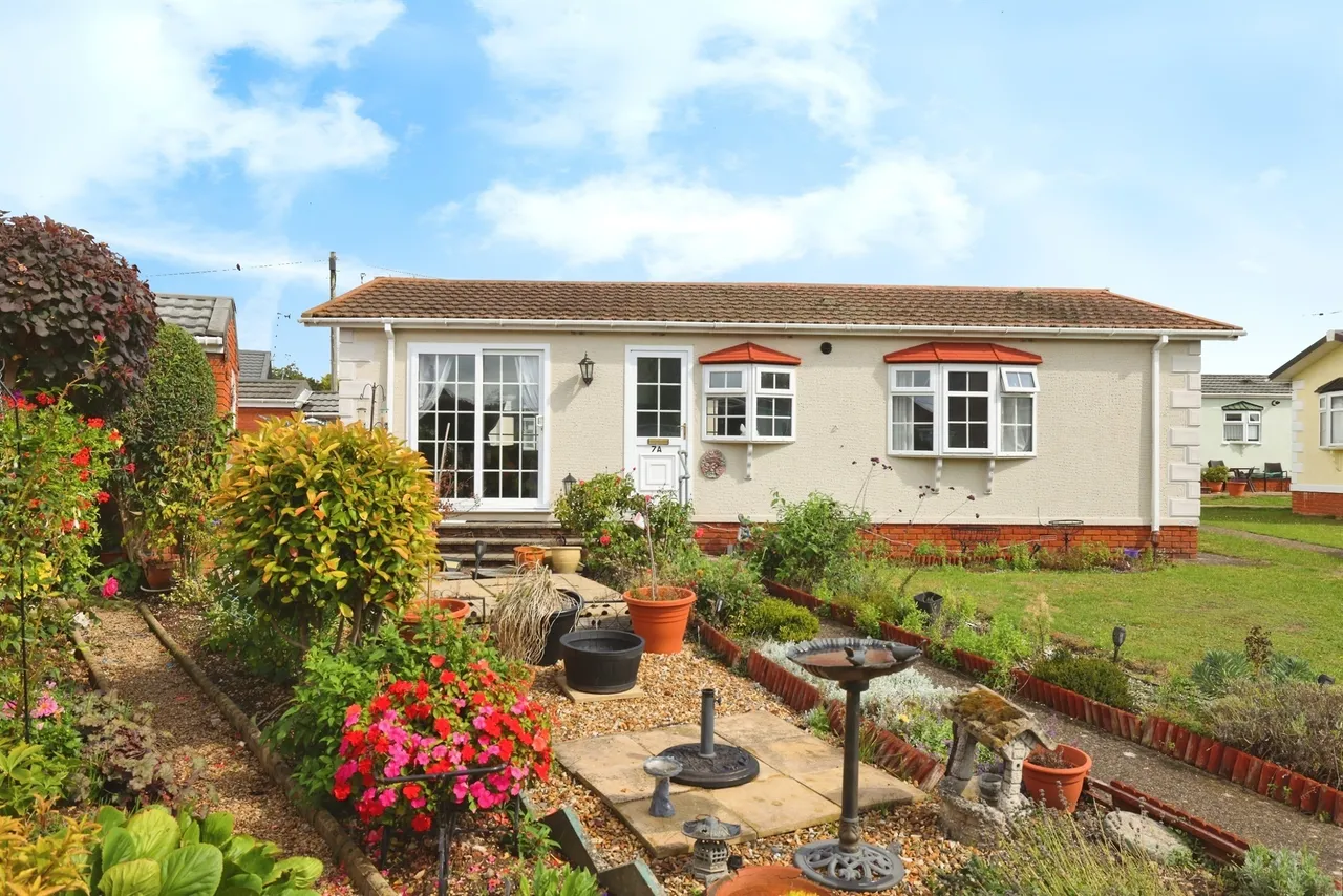 2 bed park home for sale — Mullenscote Mobile Home Park, Weyhill, Andover