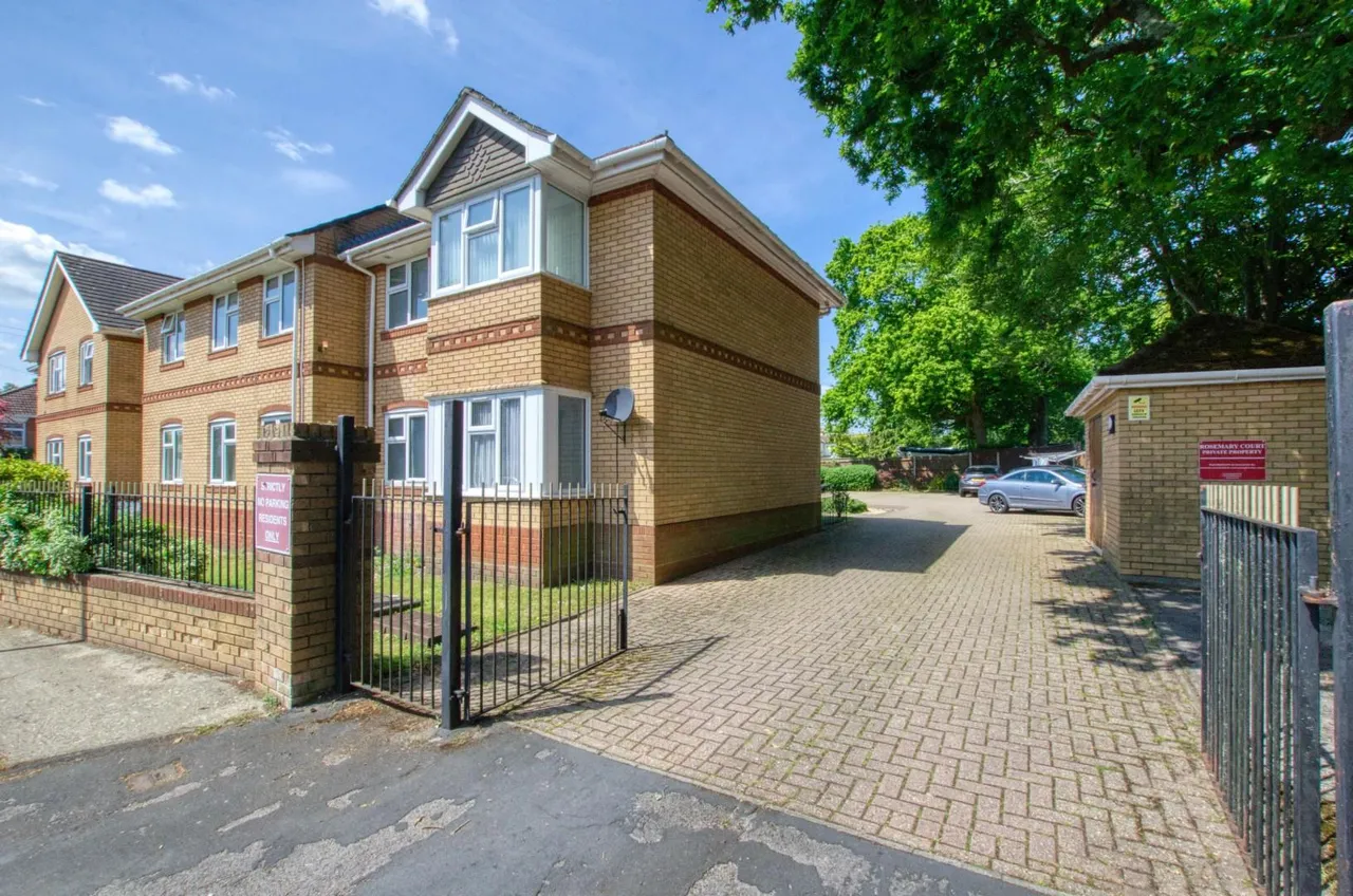 2 bed flat for sale — Rosemary Court, Shales Road, Bitterne Village, Southampton, SO18 6TA