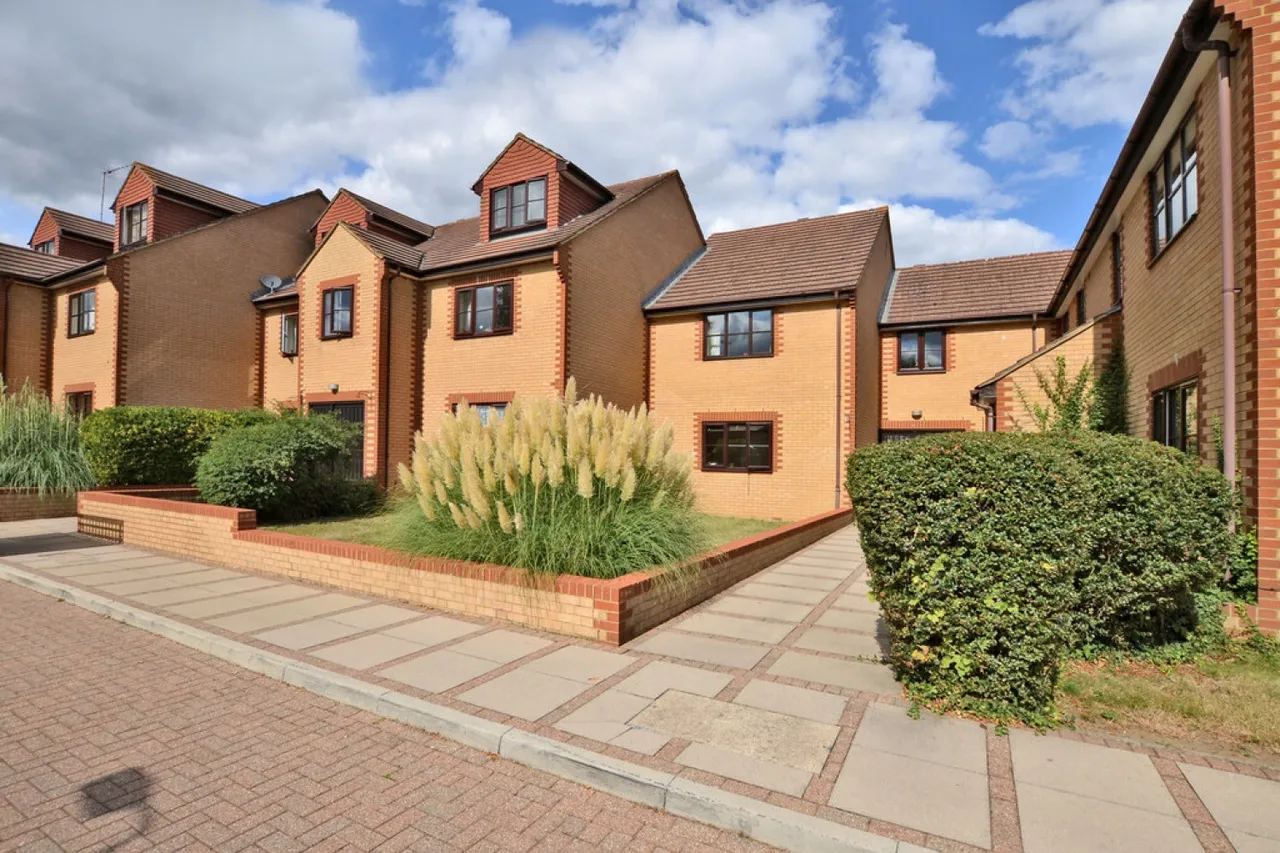 Blenheim Court, Staines-upon-Thames, TW18, photo 6