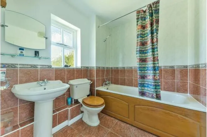 2 Highfield Close, London, photo 8