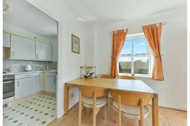2 Highfield Close, London, photo 4