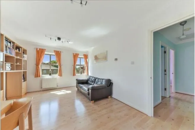 2 Highfield Close, London, photo 10