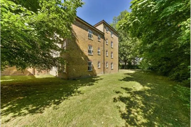 2 bed flat for sale — 2 Highfield Close, London
