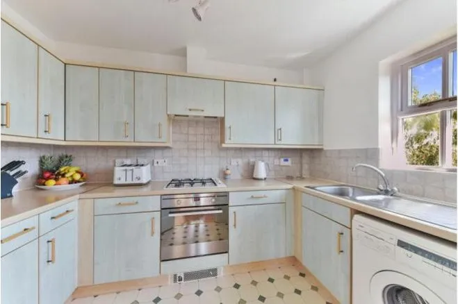 2 Highfield Close, London, photo 3