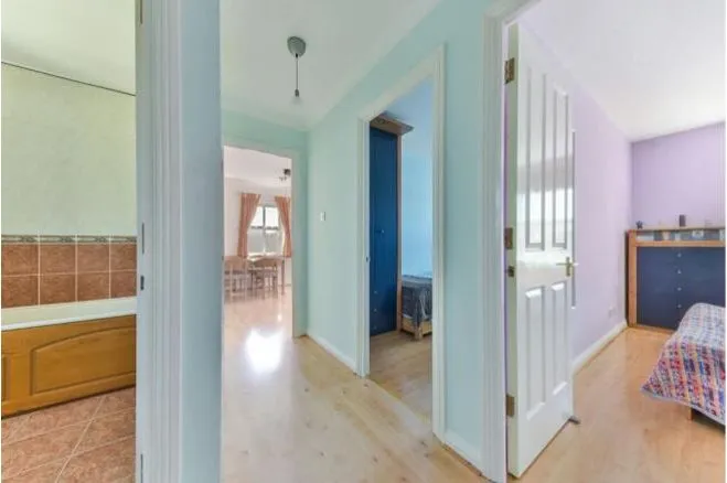2 Highfield Close, London, photo 9