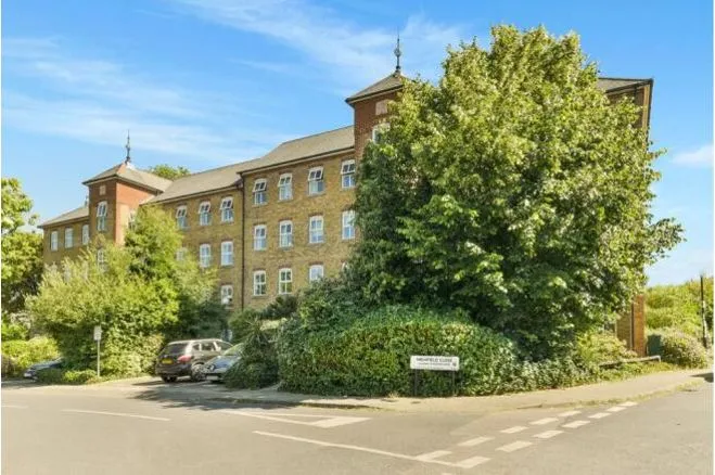 2 Highfield Close, London, photo 12