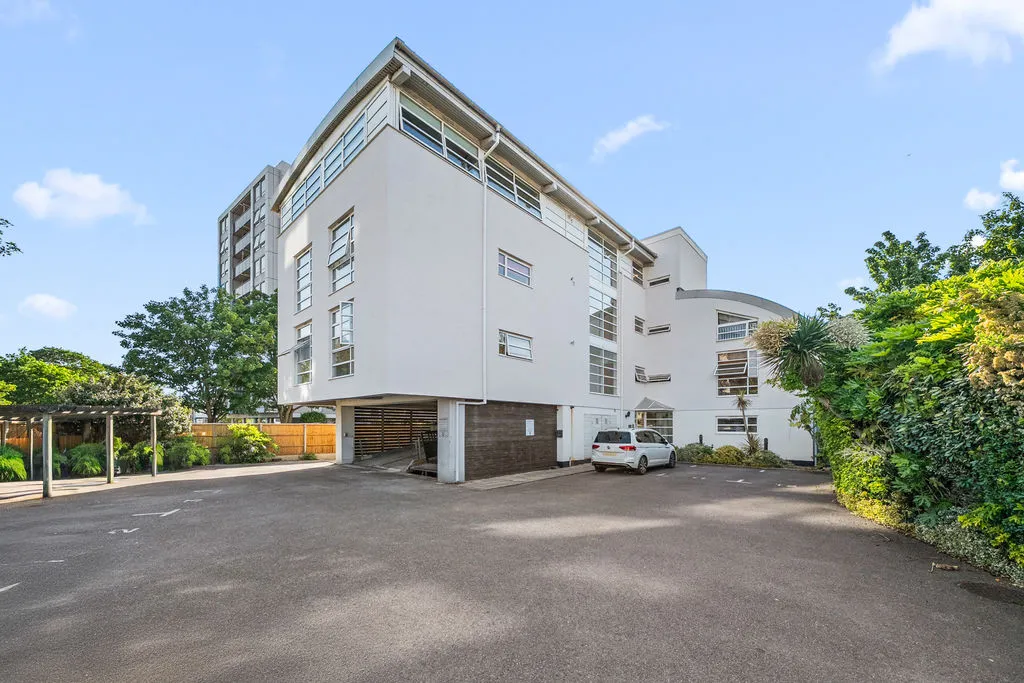 2 bed flat to rent — Bridge Street, Walton-On-Thames KT12 1AG