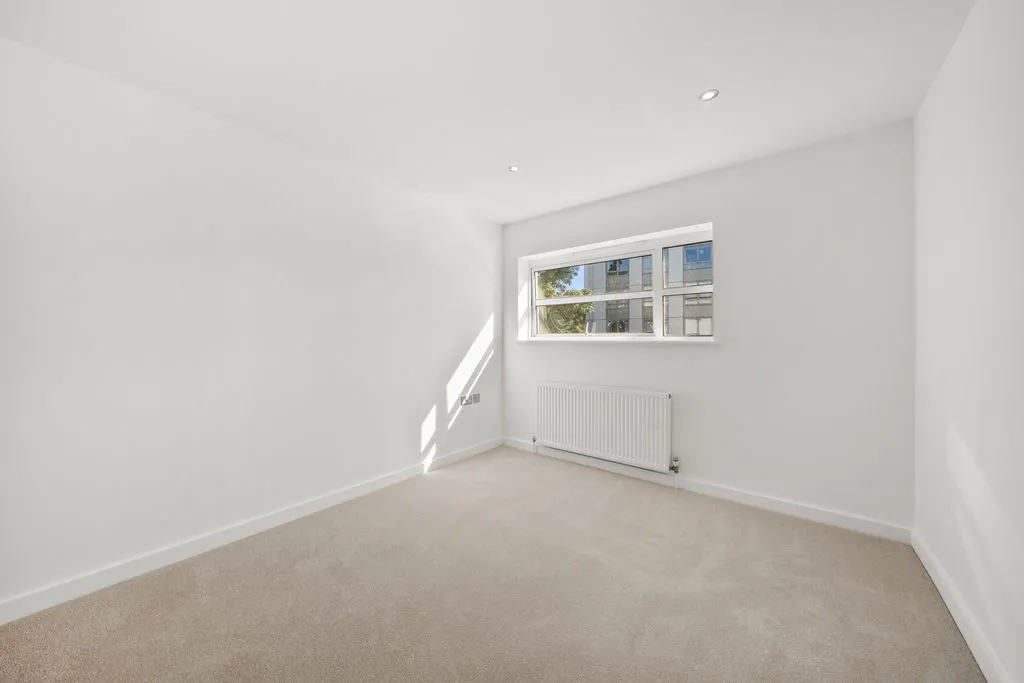 Bridge Street, Walton-On-Thames KT12 1AG, photo 8