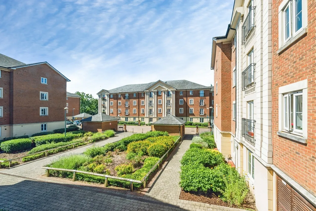Brunel Crescent, Swindon, Wiltshire, SN2, photo 2