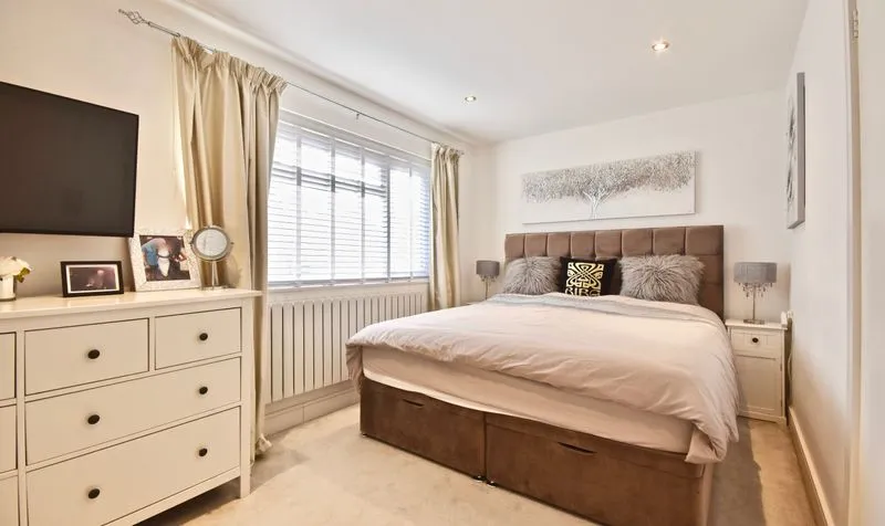 Dale View, Headley, KT18, photo 7