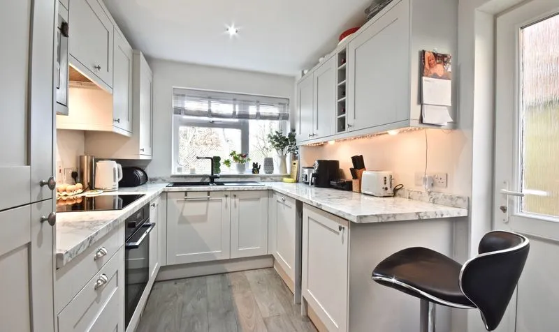 Dale View, Headley, KT18, photo 2