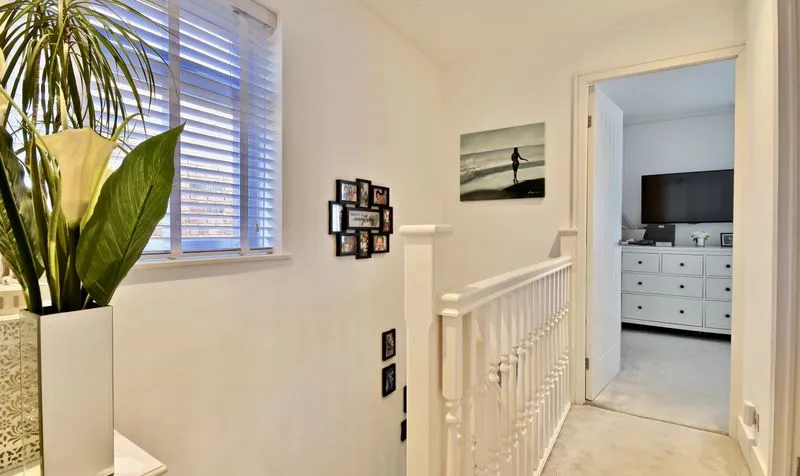 Dale View, Headley, KT18, photo 11