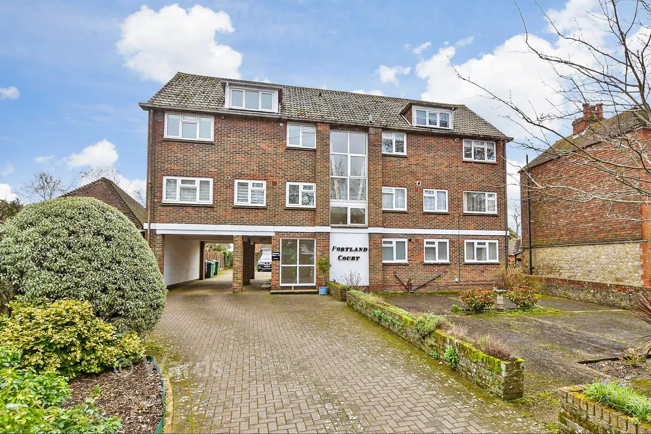 2 bed flat for sale, Dymchurch Road, Hythe, CT21