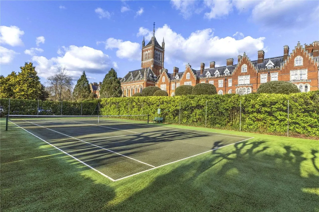 Holloway Drive, Virginia Water, GU25, photo 12