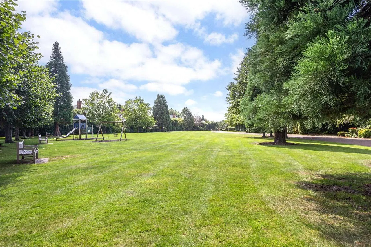 Holloway Drive, Virginia Water, GU25, photo 10