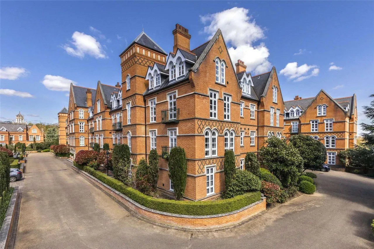 3 bed flat to rent, Holloway Drive, Virginia Water, GU25