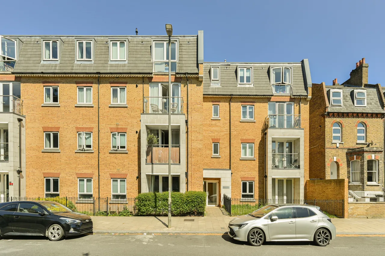 2 bed flat for sale — (25%), 10 Welland House 34e, London