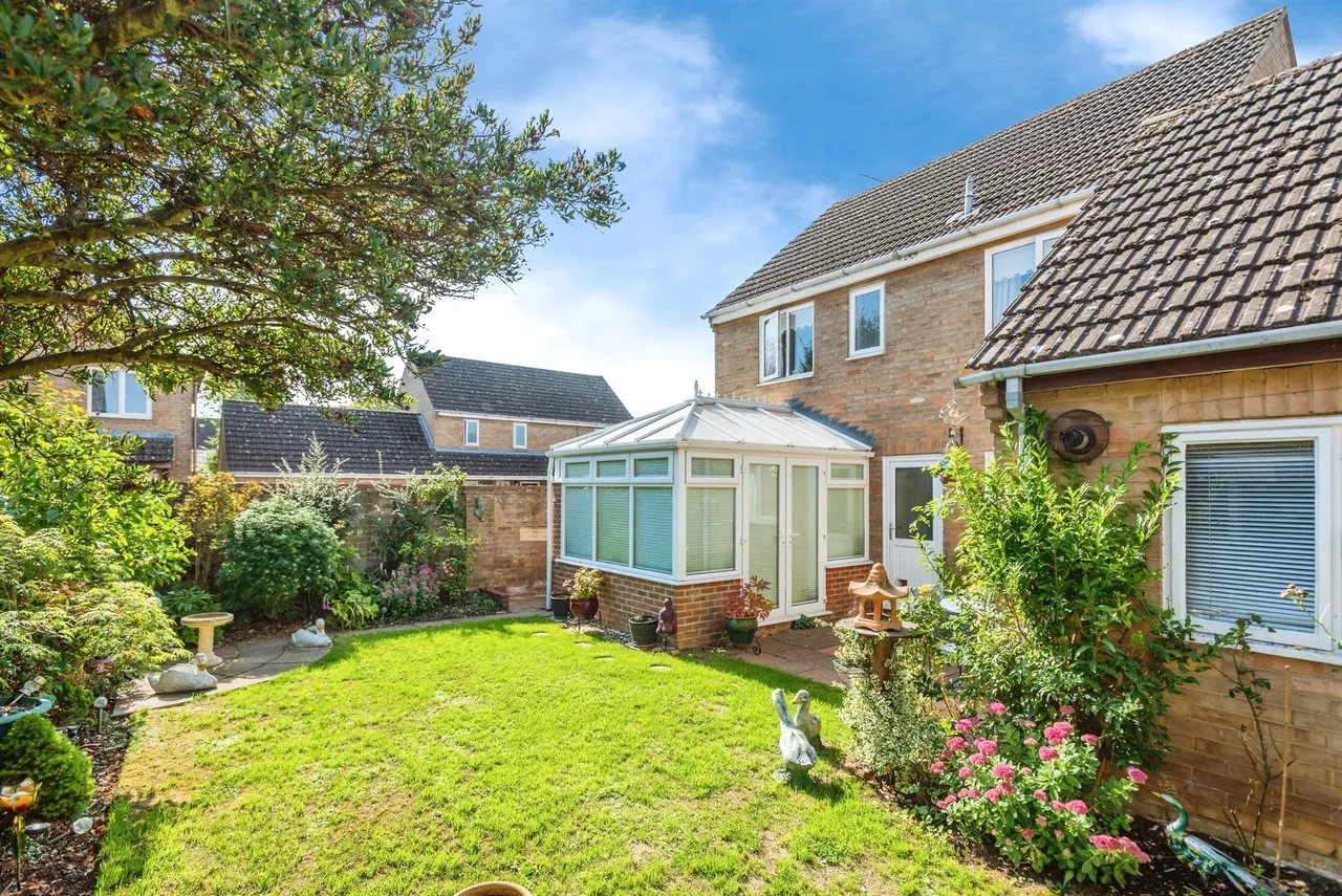 The Maples, Carterton, OX18, photo 13