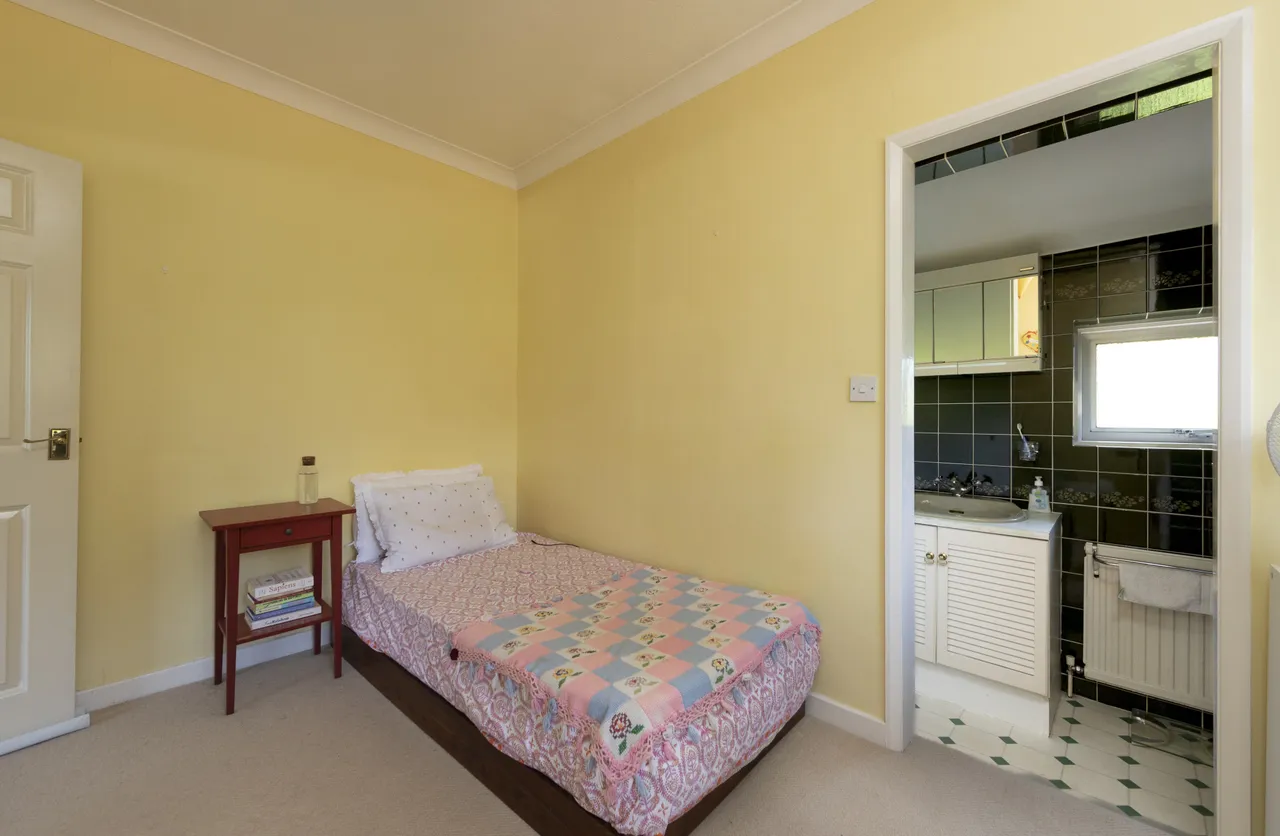 Coombe Hill Road, Kingston Upon Thame..., photo 10