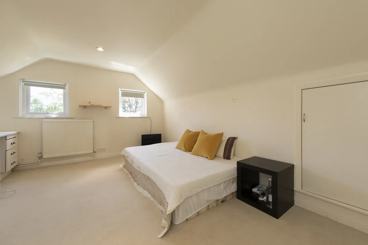 Coombe Hill Road, Kingston Upon Thame..., photo 6