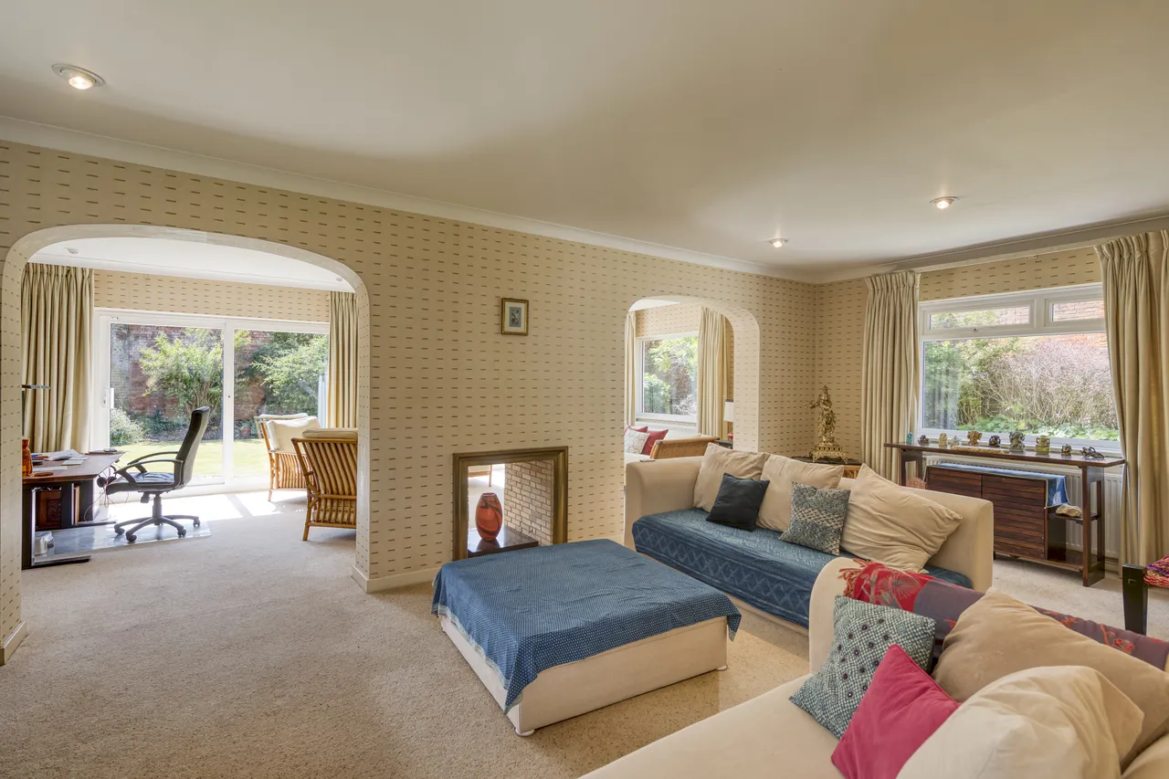 Coombe Hill Road, Kingston Upon Thame..., photo 2