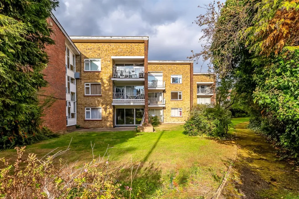 2 bed flat for sale, Court Road, SE9