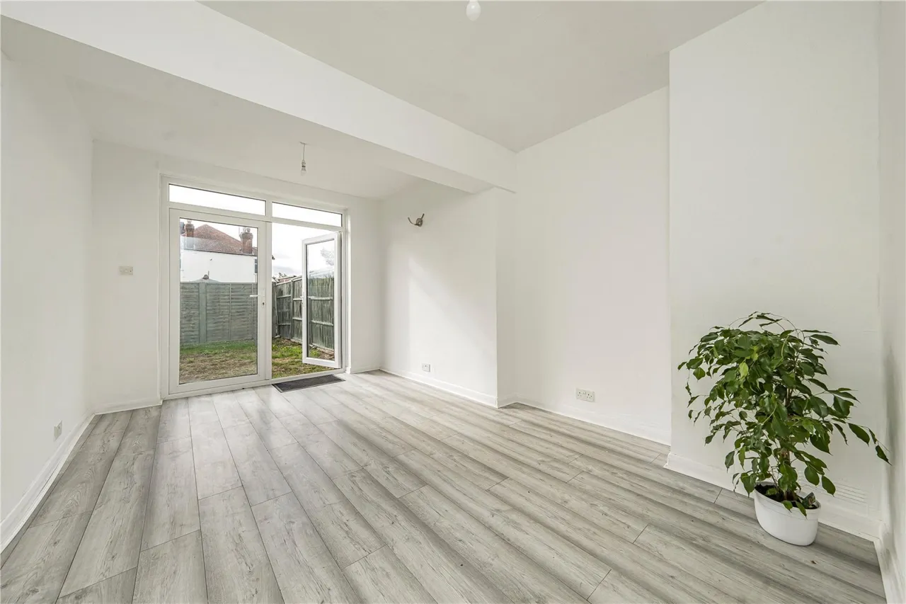 1 bed flat for sale, Bushey Road, London