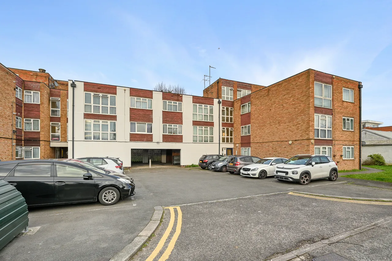 2 bed flat for sale, Downing Close, Harrow, HA2