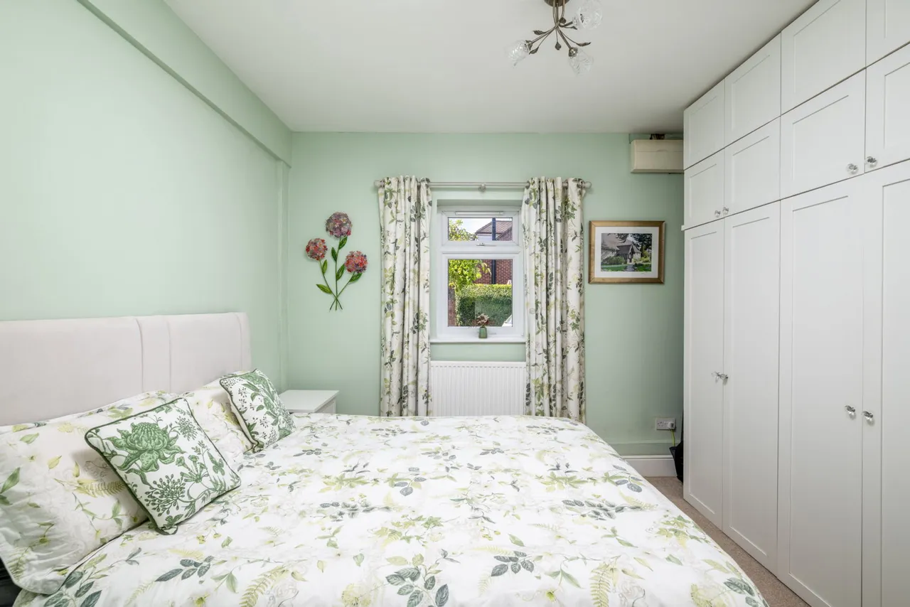 Marsworth Road, Pitstone, photo 12