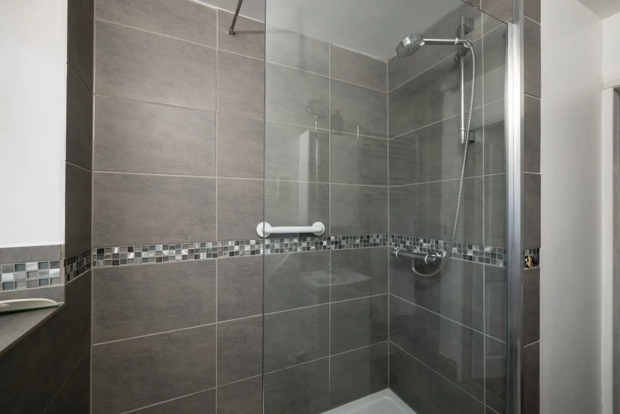 Marsworth Road, Pitstone, photo 15