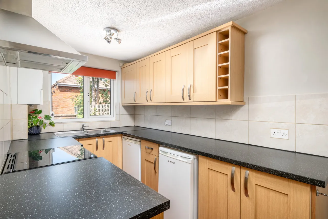 Marsworth Road, Pitstone, photo 9