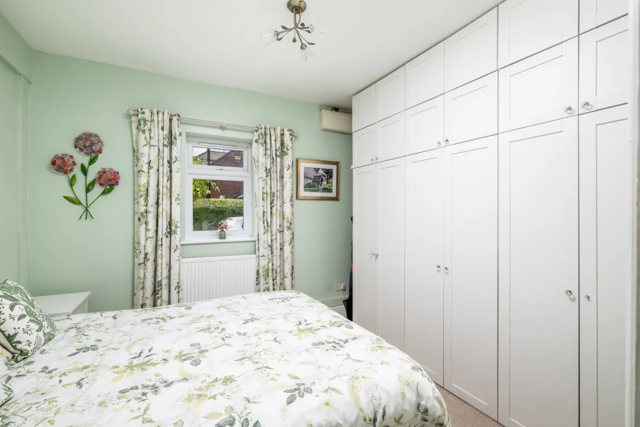 Marsworth Road, Pitstone, photo 13