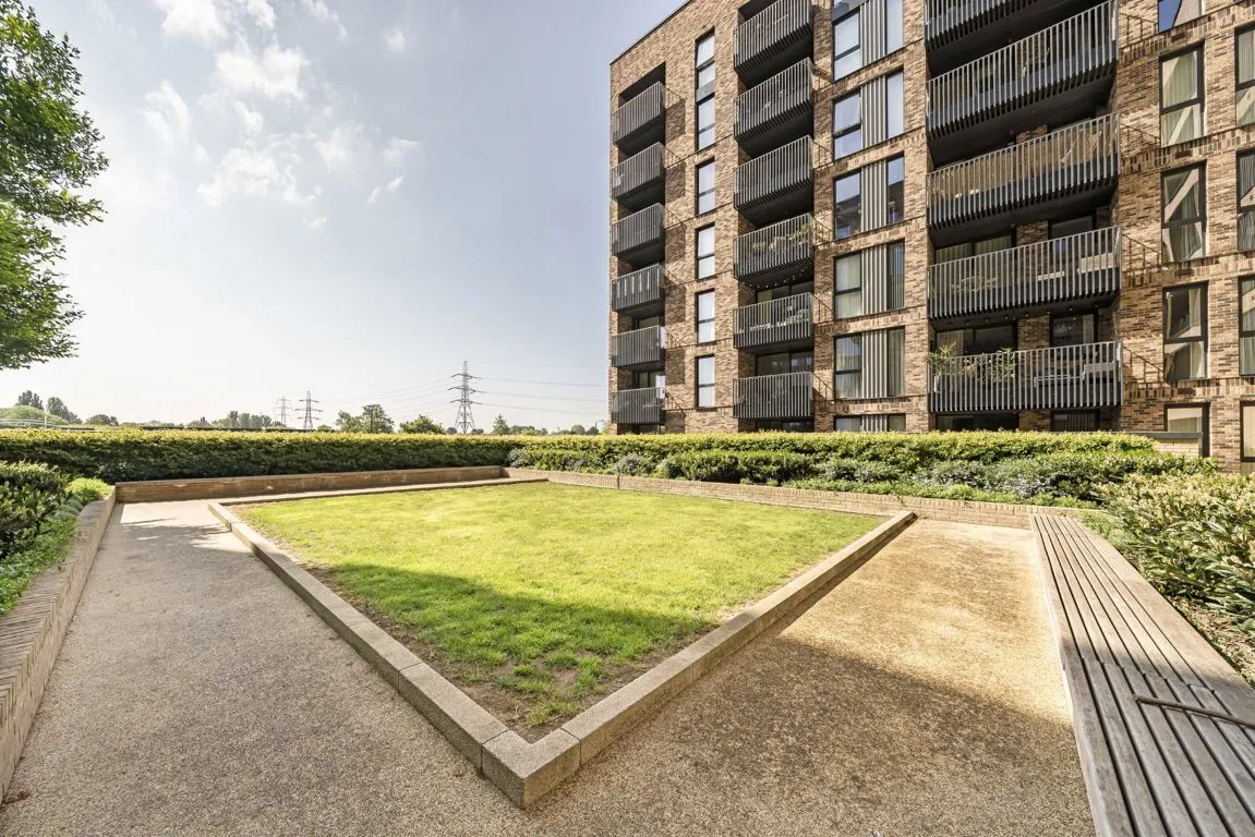 Plough Lane, SW17, photo 7